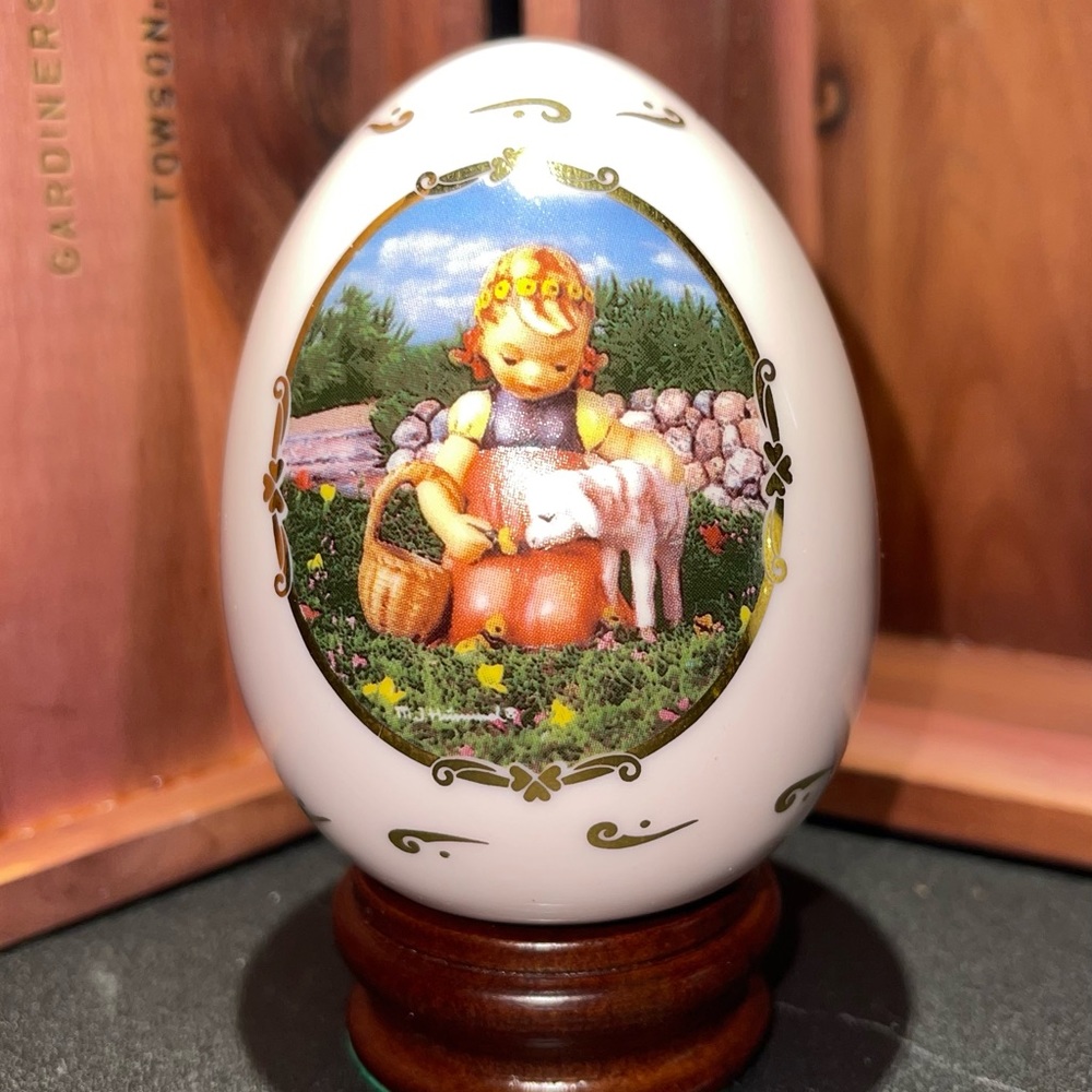 M.J. Hummel Danbury Mint Favorite Pet  Egg with wooden base.